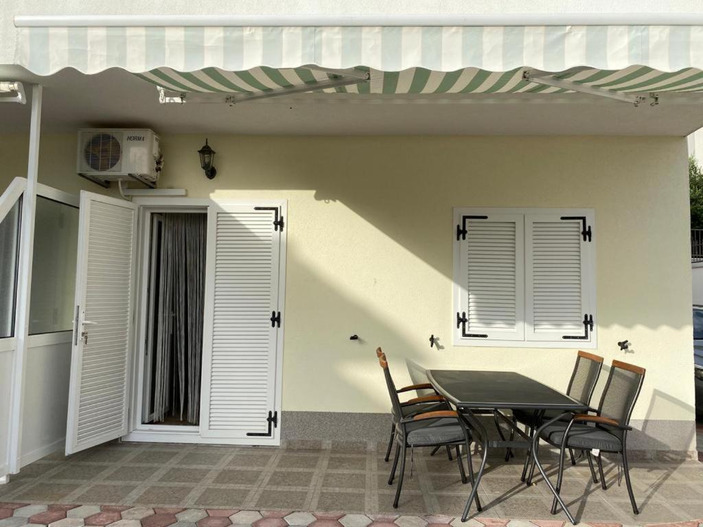Apartmani Znaor Baška Voda Zewnętrze zdjęcie